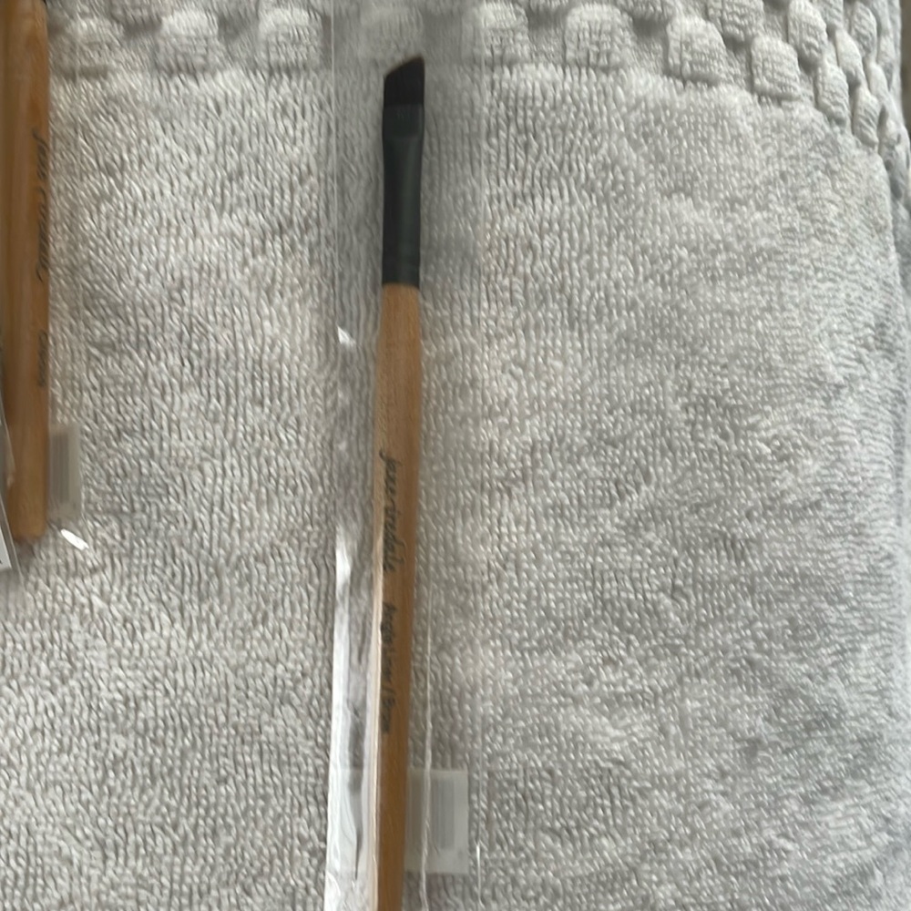 Angle liner brush